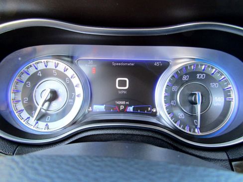 Used 2016 Chrysler 300 C image 18