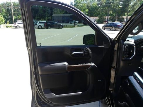 Used 2022 Chevrolet Silverado 1500 High Country w/ Technology Package AWD/4WD image 9