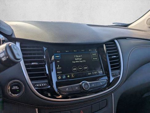 Used 2018 Chevrolet Trax LT w/ LT Convenience Package image 12