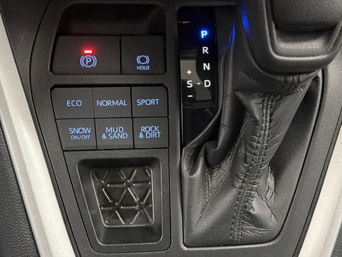 Used 2021 Toyota RAV4 LE image 14