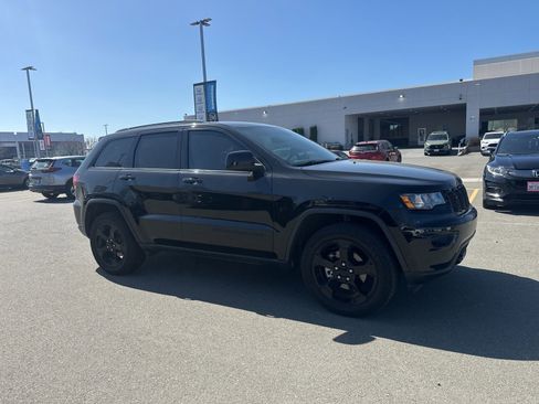 Used 2018 Jeep Grand Cherokee Laredo image 2
