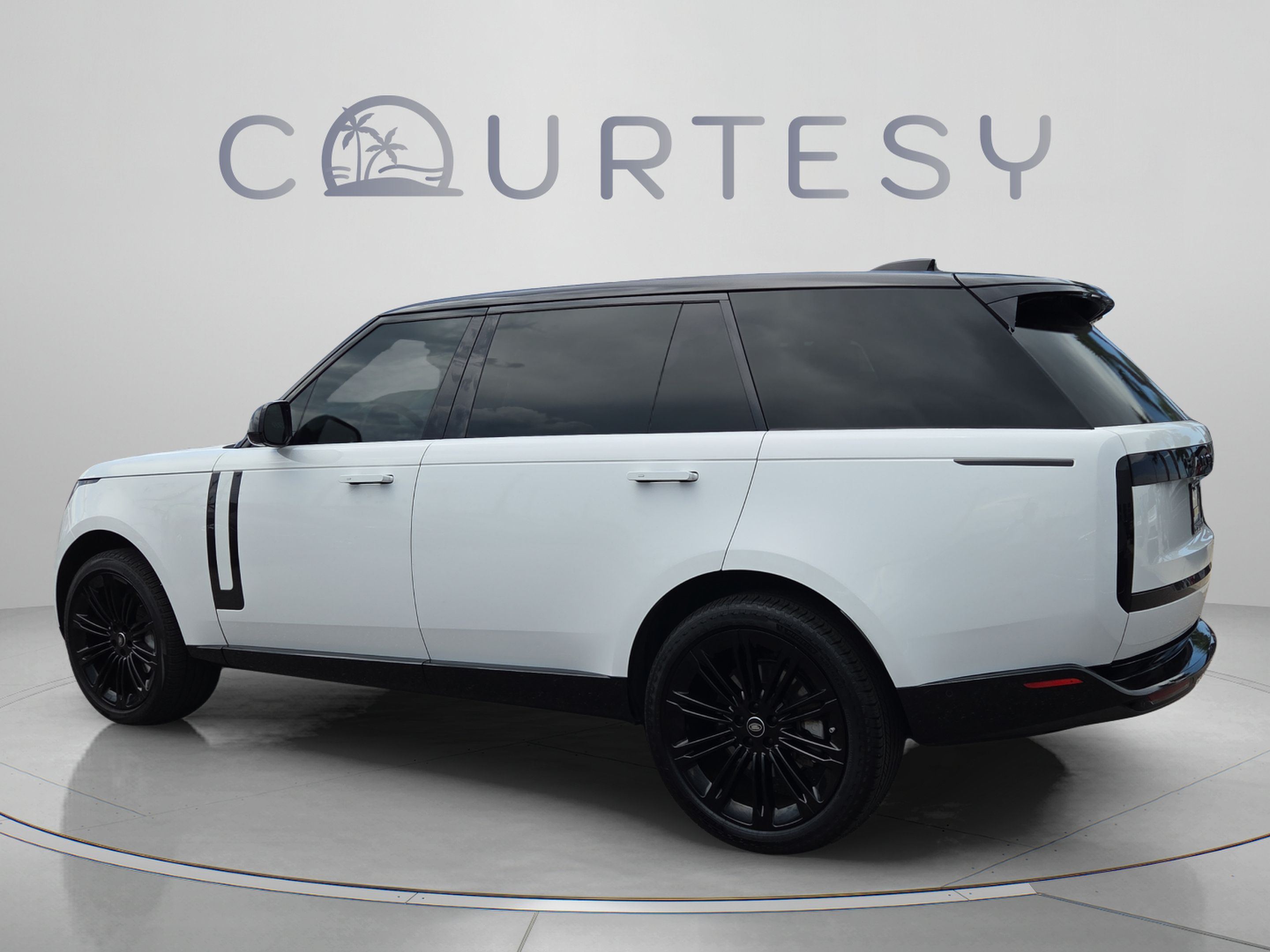 Used 2023 Land Rover Range Rover Long Wheelbase SE AWD/4WD image 3