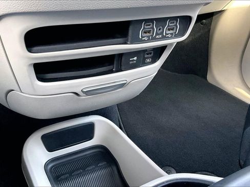 Used 2022 Chrysler Pacifica Touring-L image 25