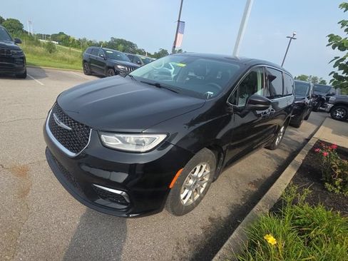 Used 2023 Chrysler Pacifica Touring-L FWD image 3
