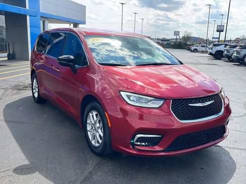 Used 2025 Chrysler Pacifica Select image 7