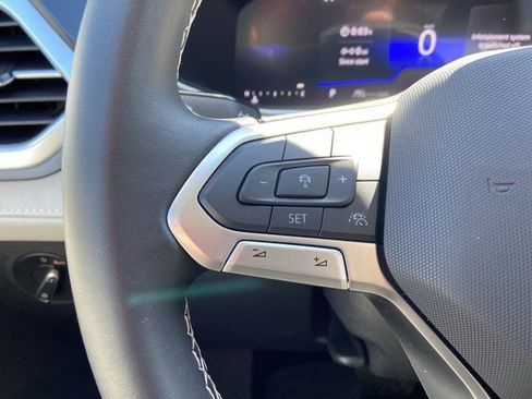 Used 2025 Volkswagen Taos SE w/ Panoramic Sunroof Package image 18