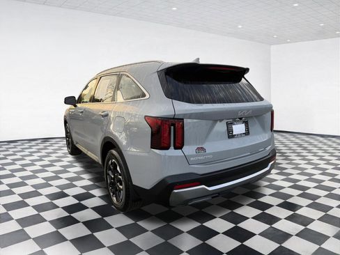 Used 2025 Kia Sorento S FWD image 4