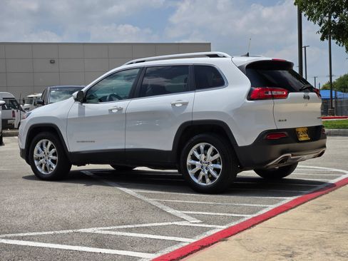 Used 2017 Jeep Cherokee Limited w/ Luxury Group AWD/4WD image 5