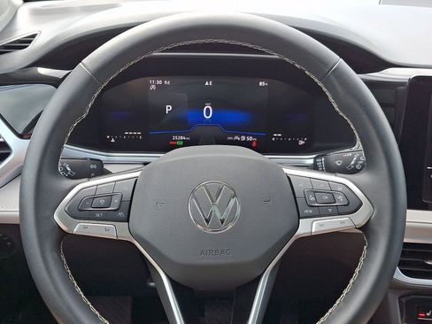 Used 2025 Volkswagen Taos SE AWD/4WD image 19