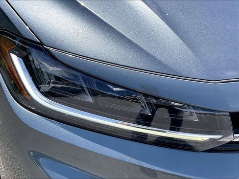 Used 2025 Volkswagen Jetta SE FWD image 29