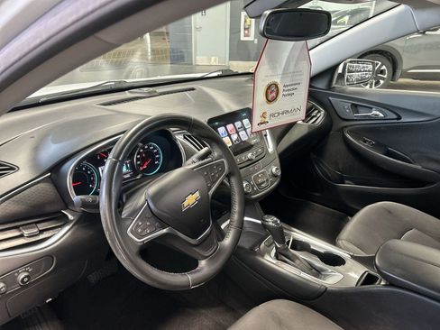 Used 2018 Chevrolet Malibu LT FWD image 2