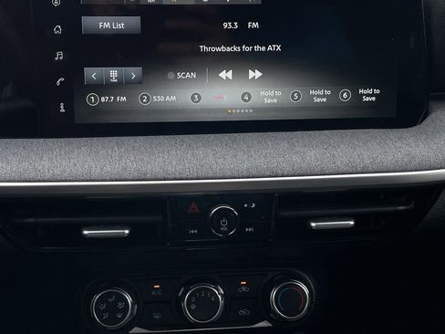 Used 2025 Nissan Kicks SV image 17