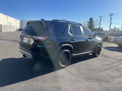 Used 2025 Honda Pilot TrailSport image 5