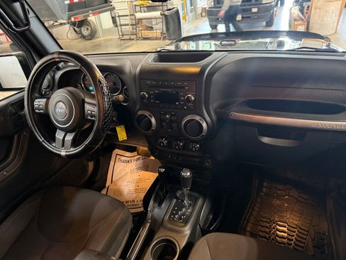 Used 2017 Jeep Wrangler Unlimited Sport w/ Quick Order Package 24S AWD/4WD image 19