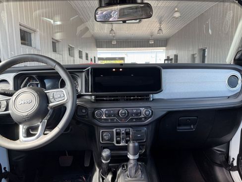 Used 2025 Jeep Wrangler Sahara image 18