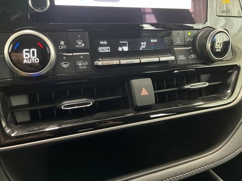 Used 2024 Toyota Highlander LE FWD image 14