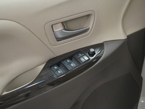 Used 2020 Toyota Sienna XLE image 21