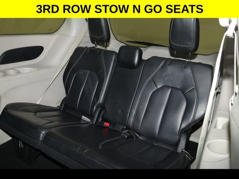 Used 2023 Chrysler Pacifica Touring-L FWD image 10