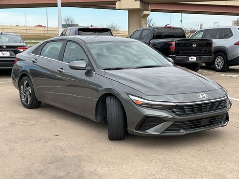 Used 2025 Hyundai Elantra SEL image 4