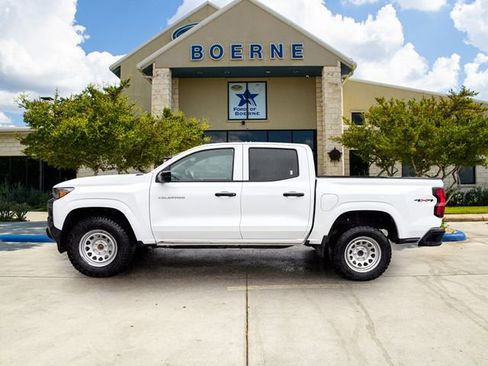 Used 2025 Chevrolet Colorado W/T w/ Advanced Trailering Package AWD/4WD image 2