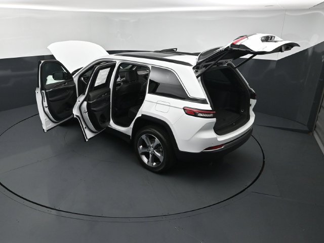 New 2026 Jeep Grand Cherokee Limited w/ Luxury Tech Group II AWD/4WD image 28