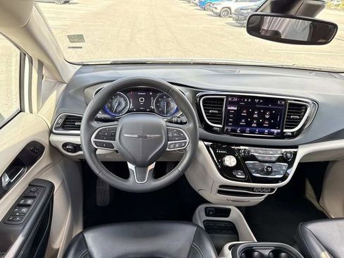 Used 2023 Chrysler Pacifica Touring-L FWD image 15