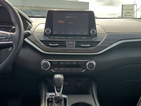 Used 2025 Nissan Altima 2.5 SV image 19