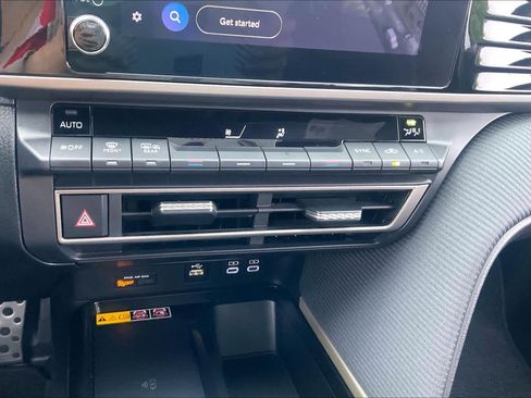 Used 2025 Toyota Camry SE w/ Convenience Package image 32