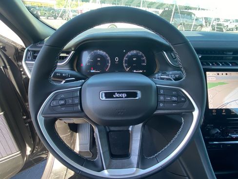 Used 2024 Jeep Grand Cherokee Limited image 13