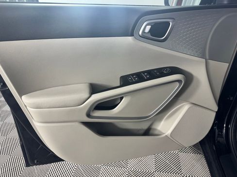 Used 2025 Kia Soul LX w/ LX Technology Package FWD image 14