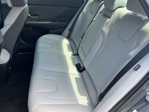 Certified 2025 Hyundai Elantra Limited FWD image 40