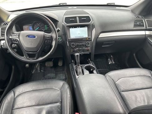 Used 2017 Ford Explorer XLT w/ XLT Technology Feature Bundle image 15