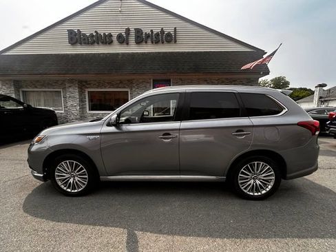 Used 2022 Mitsubishi Outlander 4WD Plug-In Hybrid image 4