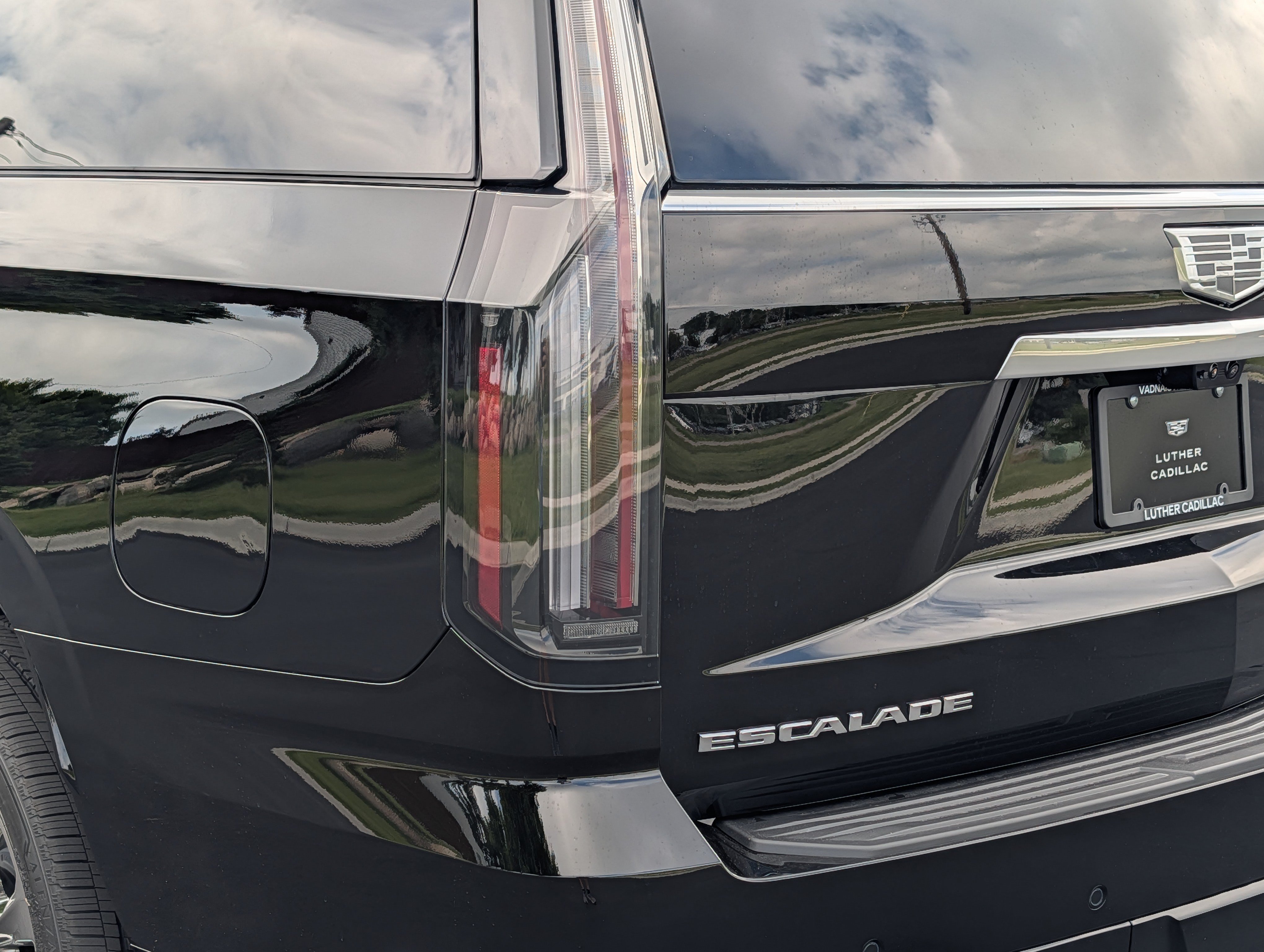 Used 2026 Cadillac Escalade ESV Platinum Luxury w/ LPO, Radiant Package AWD/4WD image 8