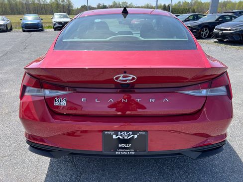 Used 2022 Hyundai Elantra SEL w/ Cargo Package FWD image 4
