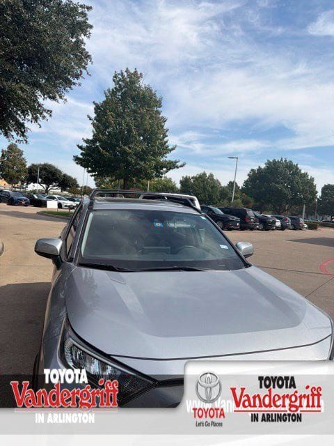 Used 2021 Toyota RAV4 XLE w/ Convenience Package FWD image 1