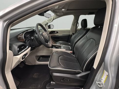 Used 2024 Chrysler Pacifica Limited FWD image 13