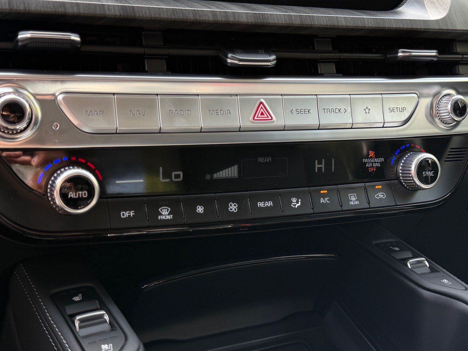 Used 2025 Kia Telluride SX w/ SX Captain's Chair Package FWD image 34
