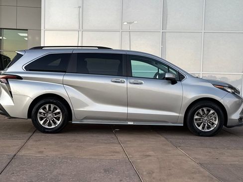 Certified 2023 Toyota Sienna XLE image 3