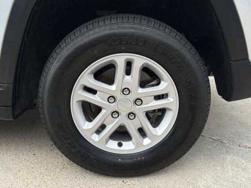 Used 2024 Jeep Grand Cherokee Laredo RWD image 4