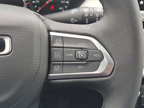 Used 2025 Jeep Compass Limited image 18