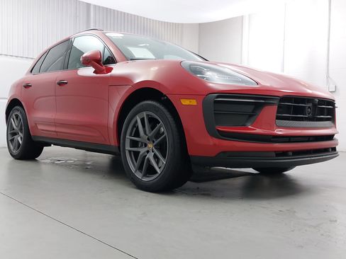 Used 2025 Porsche Macan image 9