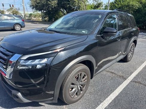 Used 2024 Nissan Pathfinder SV image 1