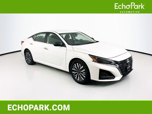 Used 2025 Nissan Altima 2.5 SV image 1