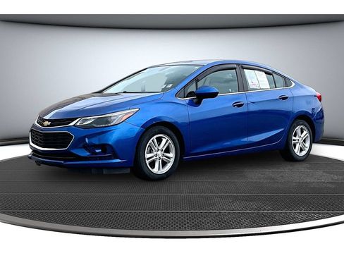 Used 2018 Chevrolet Cruze LT w/ Convenience Package FWD image 16