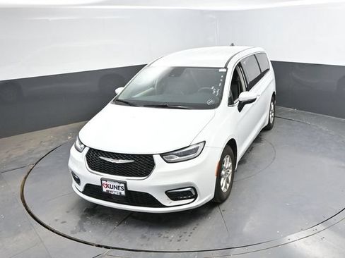 Used 2023 Chrysler Pacifica Touring-L FWD image 43