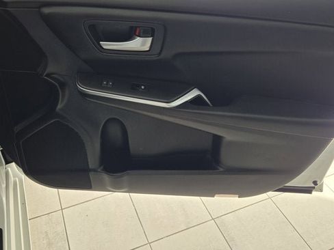 Used 2015 Toyota Camry SE image 3