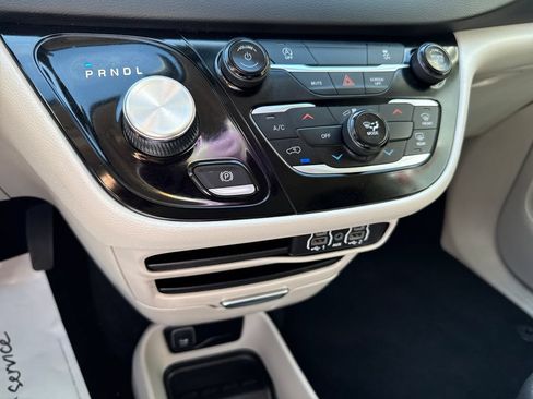 Used 2023 Chrysler Voyager LX FWD image 17