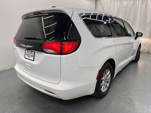 Used 2022 Chrysler Voyager LX FWD image 8