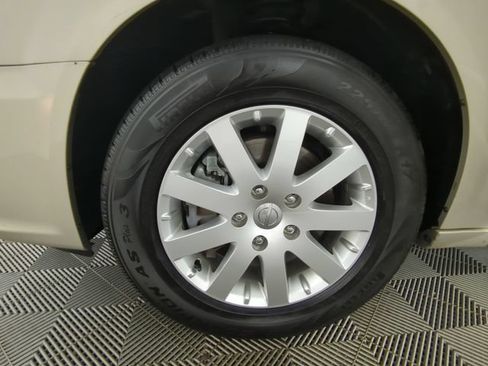 Used 2013 Chrysler Town & Country Touring FWD image 16